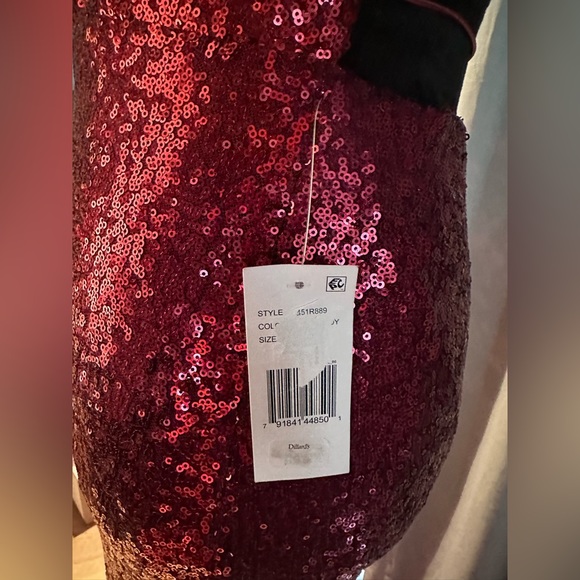 Burgundy sequin formal dress - Picture 6 of 8